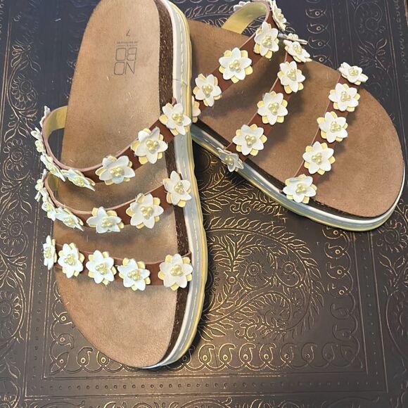 Daisy Sandals Size 7 - Picture 7 of 7